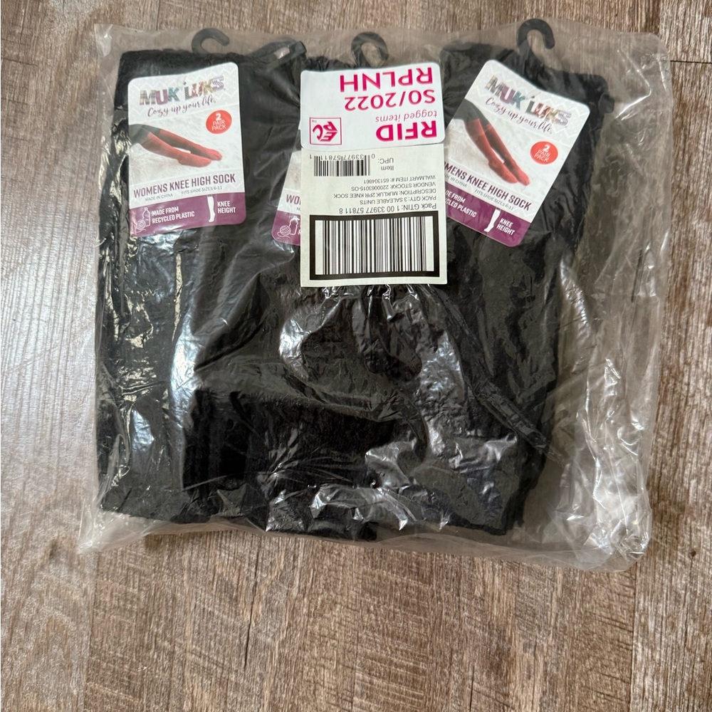 Muk Luks Women's Black Knee High Socks